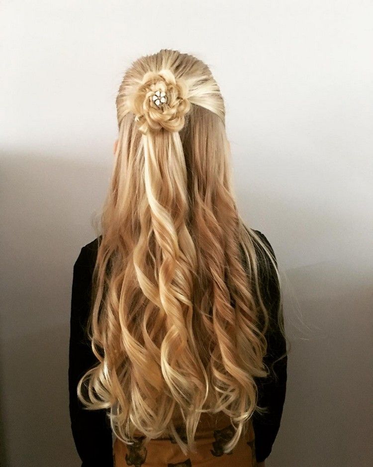 vrkočový účes trend blond vlasy kvetinový vrkoč vlasové doplnky