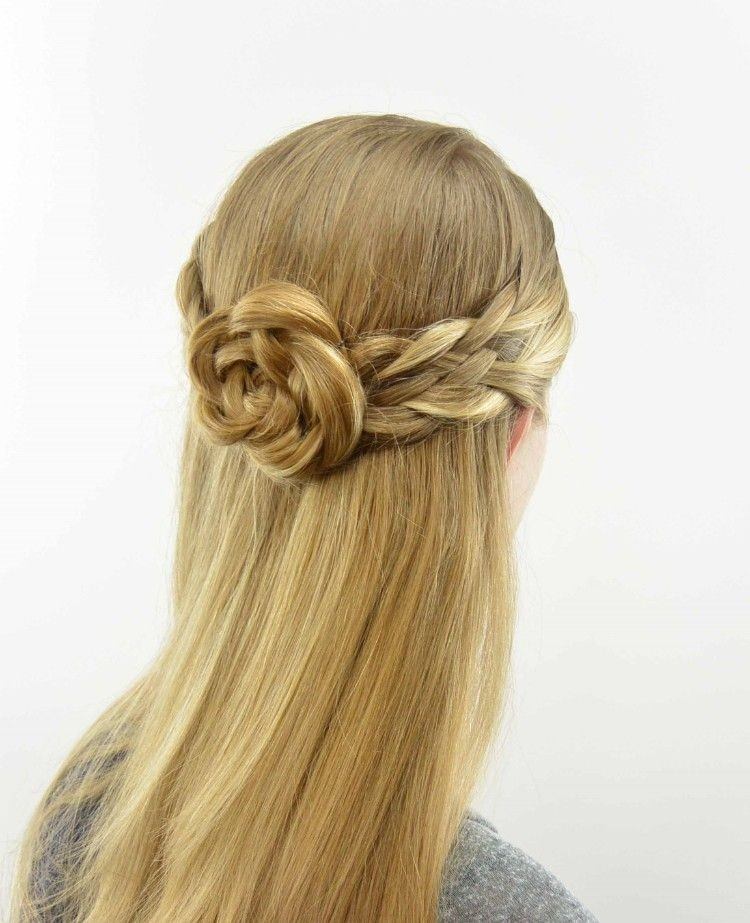 vrkočový účes trend kvetinový vrkoč dlhé vlasy blond