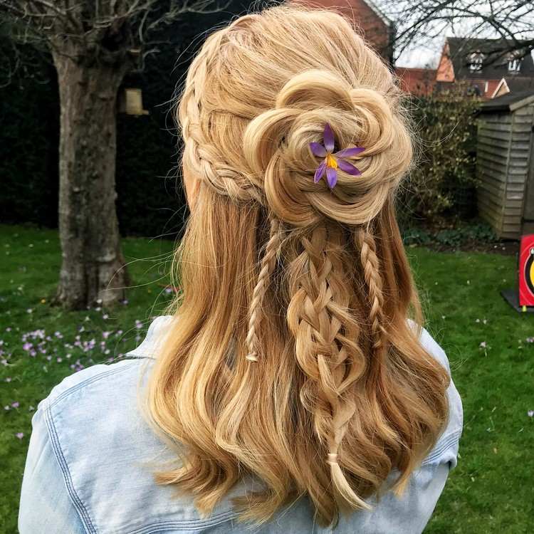 krásne účesy trendy vrkoč kvetinový vrkoč kvet vo vlasoch
