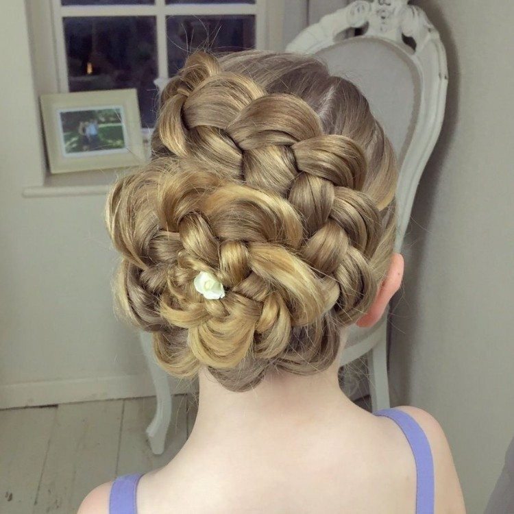 updo kvetinový cop vlasové doplnky kvet