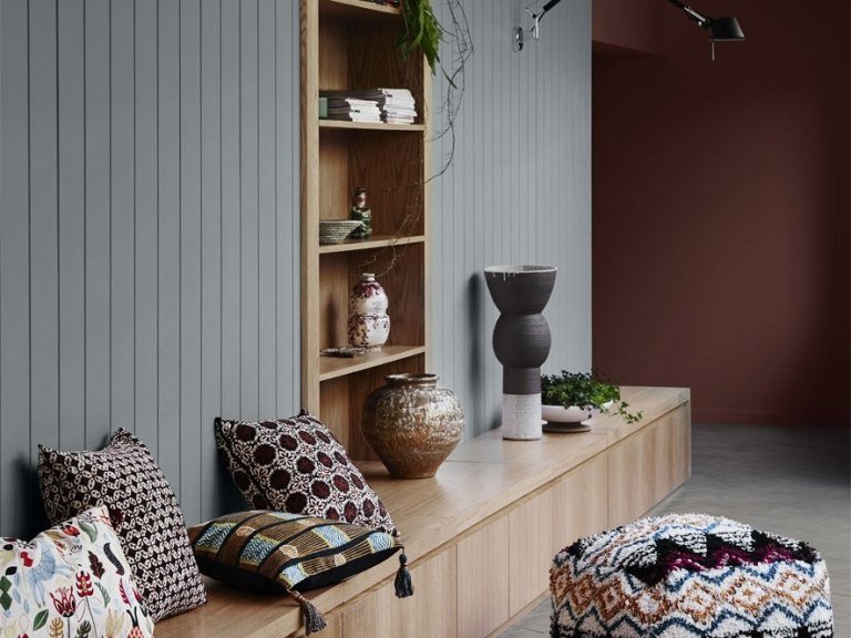 Zariaďte a ozdobte chodbu exotickým spôsobom. Vyberte matné farby stien