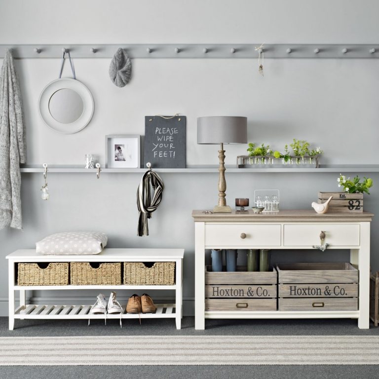 Maľba chodby sivou svetlofarebnou komodou a bielou lavicou na chodbe bezfarebne