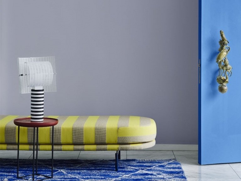 Vstupné priestory v žltej a modrej farbe vytvárajú nápady pre moderné zariadenie chodby