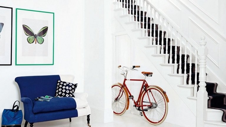 Vymaľujte chodbu snehobielou a kreslom kráľovskej modrej ako trblietkou. Obrázky dodávajú akcenty zelenej farby