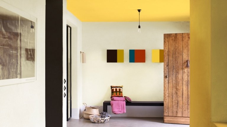 Hala je vymaľovaná žltým stropom a čiernymi vnútornými dverami s červenými akcentmi