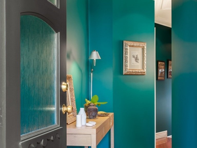 Namaľujte stenu na benzínový a drevený nábytok akcentmi na sivý dubový nábytok