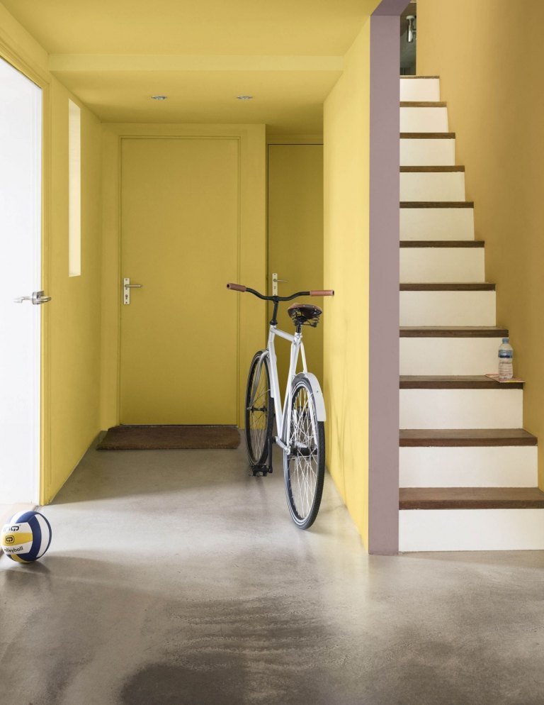 Steny a strop navrhnite v citrónovo žltej farbe a betónovú podlahu nechajte neošetrenú