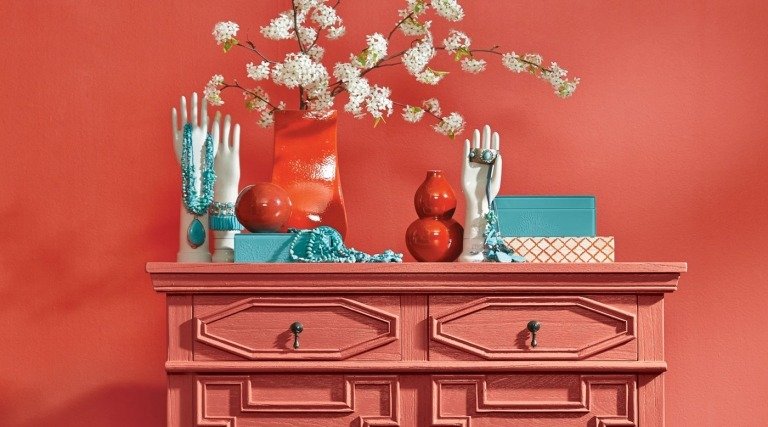 výrazná červená a azúrová modrá a biela kontrastná exotická farebná schéma