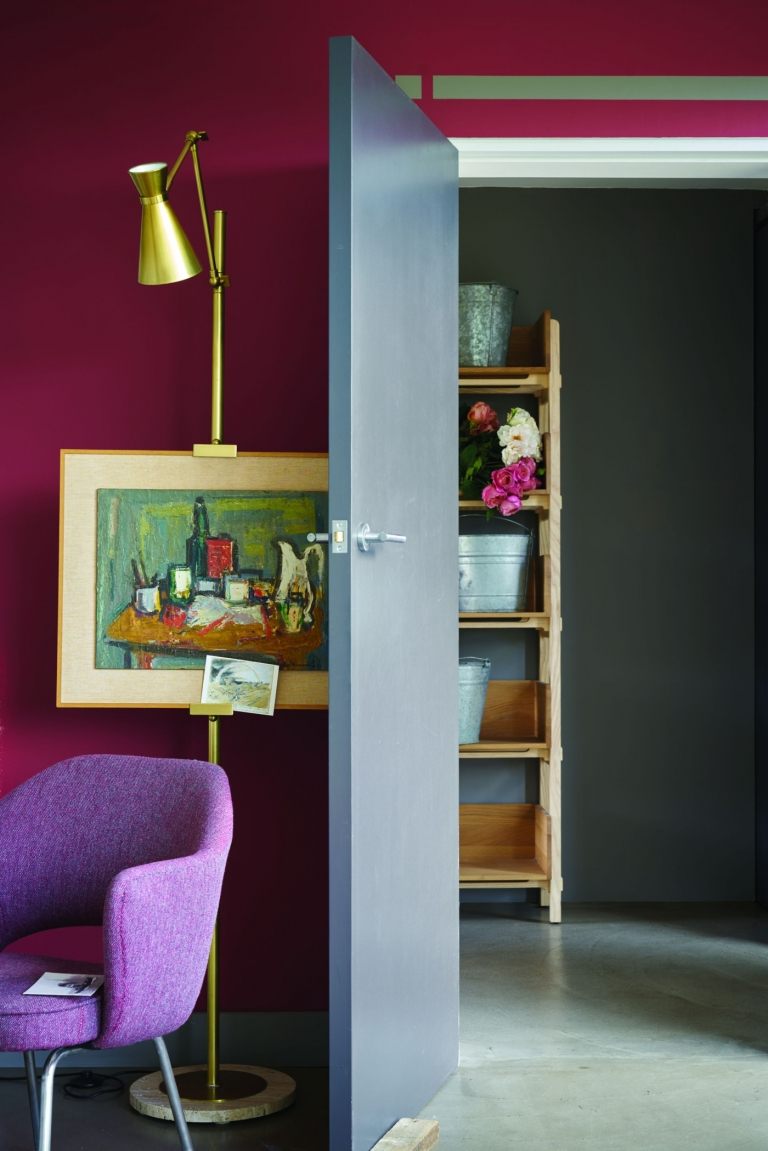 Maľujte chodbu v bobuľových tónoch a skombinujte ju s fialovou a sivou