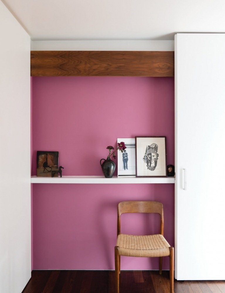 Berry nuansy na stene na chodbe a šatník v bielej farbe