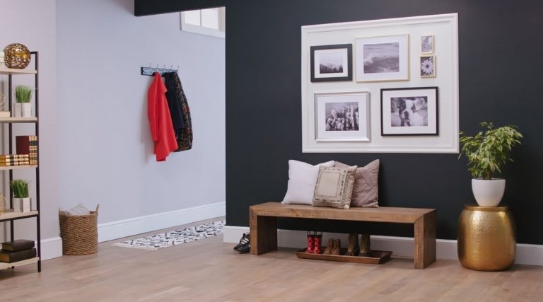 antracitová stena ako akcent a svetlo šedá stena ako pozadie Nápady na dizajn chodby s farbou