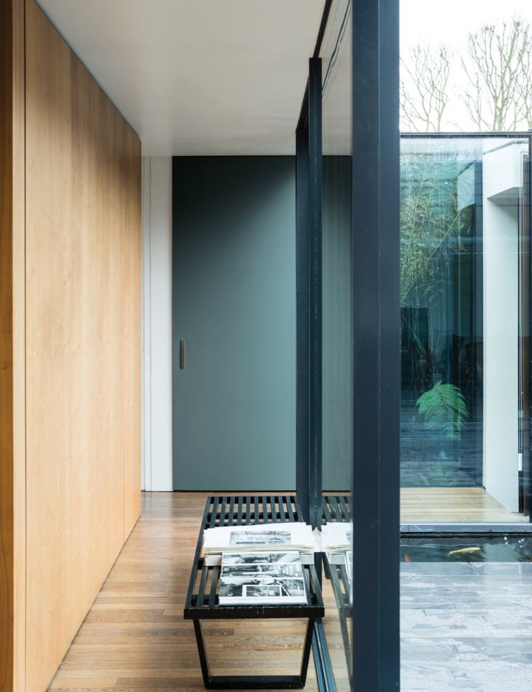 Moderný dizajn vstupu Patina-zelená stena a šatník z dubu