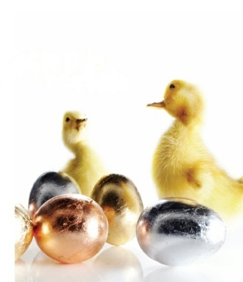 Farbenie zlatých veľkonočných vajíčok vyrobených z prírodnej rastlinnej farby