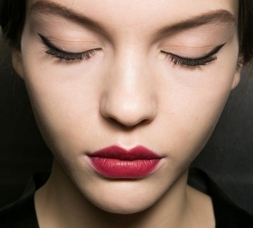 Tipy na líčenie rúž červený očný tieň kohl vyzerá atraktívne