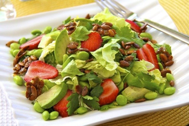 šaláty recepty jahodový avokádový mix osbt zelenina