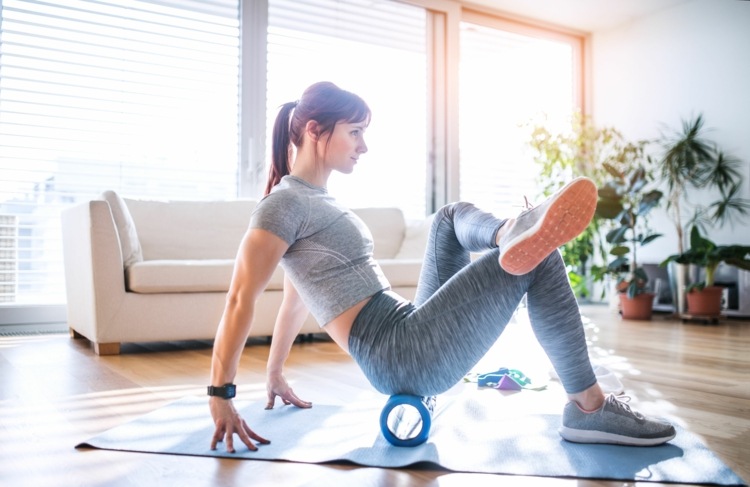 Nácvik zadku na brušných nohách na cvičenia na domácu penu