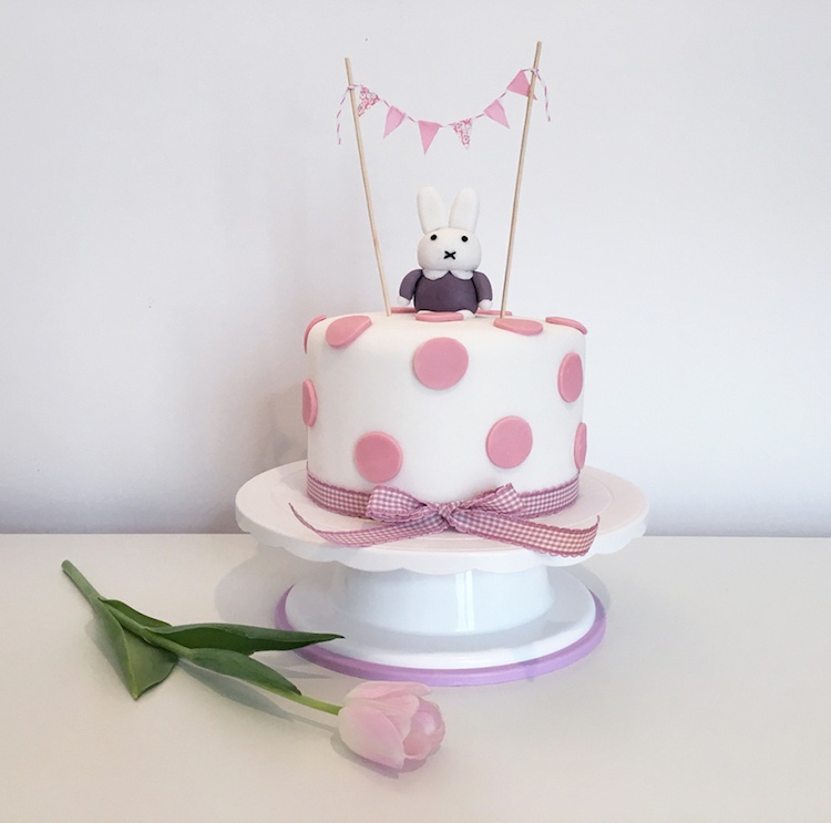 Fondant-koláč-recept-tipy-veľkonočný-zajačik-sladký