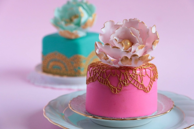 fondánová torta malé-tartaletky-kvet-zlatý-vzor-dekorácia