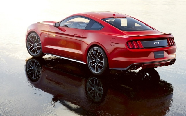 Rok výroby 2015 model športových automobilov dvoje zadné dvere Rok výroby 2015 model červené farebné ráfiky dvojsedadlové