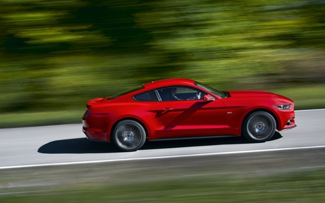 2015 Ford Mustang oslavuje návrat červenej farby značky USA Kultové autá Ford Mustang 2015 oslavujú návrat značky Red Paint Side v USA