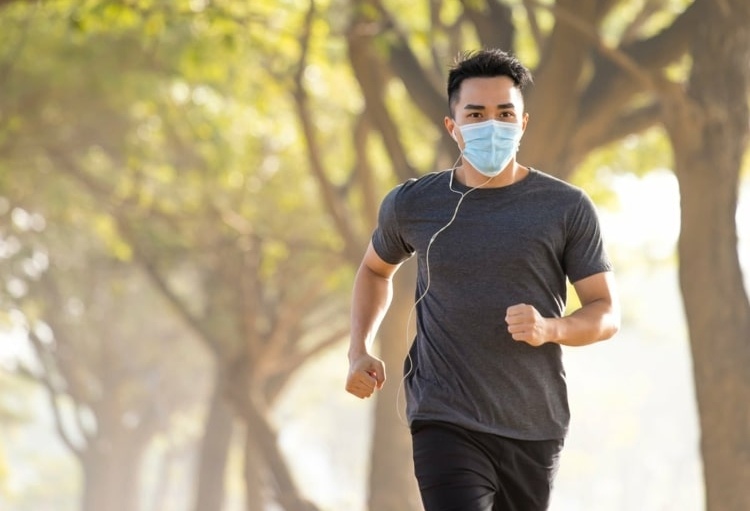 Šport s tvárovou maskou znižuje výkonnosť tela