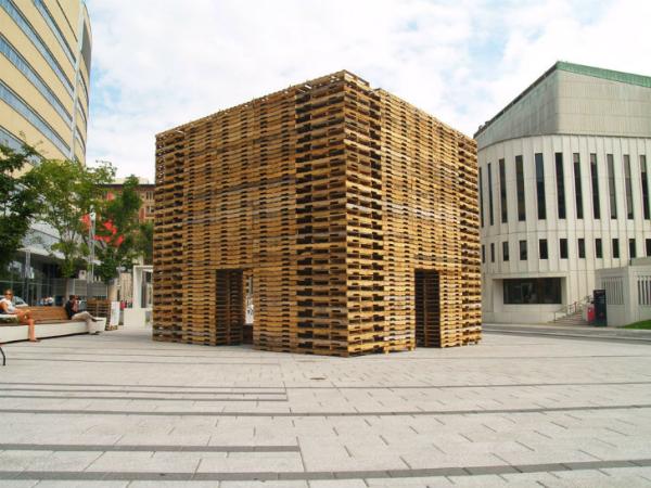 FORÊT II Phill Allard Justin Duchesneau postavil recyklované europalety