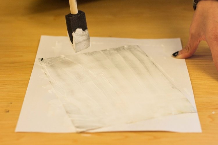 Preneste fotografiu na drevo-pokyny-aplikujte-papier-biele lepidlo