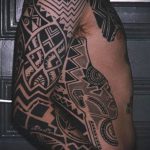 ETHNIC TATTOOS # 56 е готина версия на дизайна, която може лесно да се използва за обработка и нанасяне като етническа татуировка на рамото