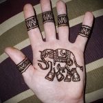 foto af mehendi -tatovering på håndfladen (mehendi on) (værdi) - eksempeltegning - 008
