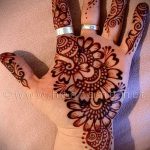 foto af mehendi -tatovering på håndfladen (mehendi on) (værdi) - eksempeltegning - 010