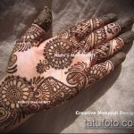 foto af mehendi -tatovering på håndfladen (mehendi on) (værdi) - eksempeltegning - 088