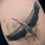 A gólya tetoválás érvényes változata elkészült - a rajz alkalmas a gólyatetováláshoz gyermekkel