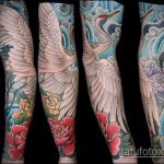 Hűvös példa a kész gólya tetoválásra - a rajz alkalmas tetoválásra. A gólya gyermeket hordoz