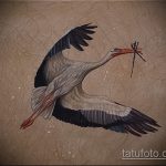 A meglévő gólya tetoválás hűvös változata - a rajz alkalmas tetováláshoz, a gólya gyermeket hordoz