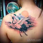 A gólya tetoválás egyedülálló példája - a rajz alkalmas daru és sakura tetováláshoz