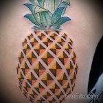 Cool verzija izvedene tetovaže ananasa - crtež je pogodan za tetovažu ananasa na bedru