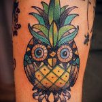 Odličan primjer napravljene tetovaže ananasa - crtež je pogodan za akvarel za tetovažu ananasa