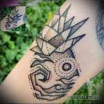 Jedinstvena verzija primijenjene tetovaže ananasa - crtež je prikladan za tetovažu ananasa na bedru