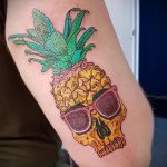 Cool verzija gotove tetovaže ananasa - crtež je pogodan za tetovažu ananasa na vratu
