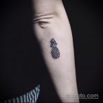 Zanimljiva verzija gotove tetovaže ananasa - crtež je pogodan za tetovažu ananasa na nozi