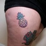 Zanimljiv primjer napravljene tetovaže ananasa - crtež je pogodan za tetovažu ananasa na vratu
