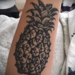 Izvorna verzija primijenjene tetovaže ananasa - crtež je prikladan za tetovažu ananasa na donjem dijelu leđa