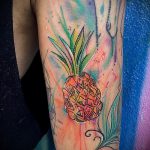 Jedinstvena verzija primijenjene tetovaže ananasa - crtež je prikladan za tetovažu ananasa na nozi