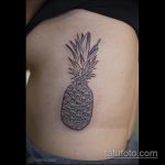 Sjajan primjer primijenjene tetovaže ananasa - crtež je prikladan za tetovažu ananasa na donjem dijelu leđa