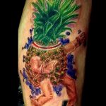 Sjajan primjer gotove tetovaže od ananasa - crtež je pogodan za tetovažu ananasa na bedru