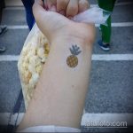 Sjajan primjer postojeće tetovaže ananasa - crtež je prikladan za tetovažu ananasa na vratu