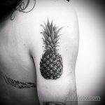 Zanimljiv primjer primijenjene tetovaže ananasa - crtež je prikladan za tetovažu ananasa na donjem dijelu leđa