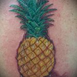 Izvorna verzija izvedene tetovaže ananasa - crtež je prikladan za tetovažu ananasa na prstu