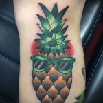 Zanimljiv primjer postojeće tetovaže ananasa - crtež je prikladan za tetovažu ananasa na nozi