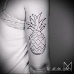 Sjajan primjer primijenjene tetovaže ananasa - crtež je prikladan za tetovažu ananasa na nozi